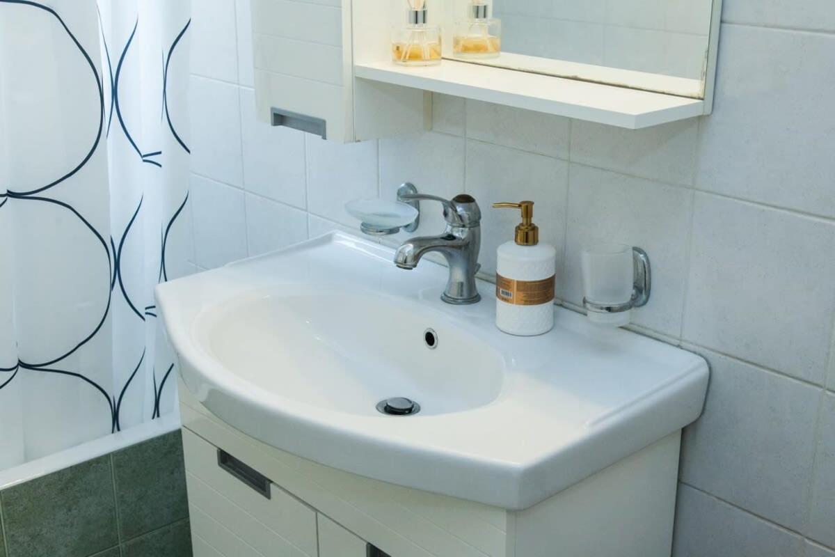 Lovely Apt In Peristeri 아테네 외부 사진